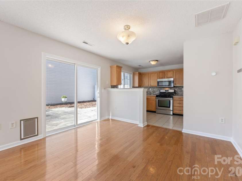 9314 Meadowmont View Drive, Charlotte, NC 28269.  MLS# CAR4360345, YatesRealty ID 9971. Breakfast area