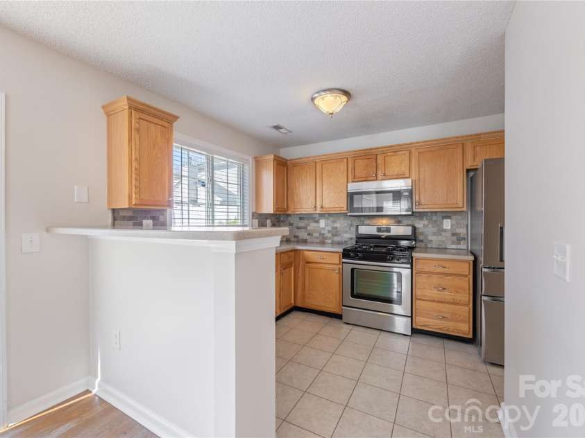9314 Meadowmont View Drive, Charlotte, NC 28269.  MLS# CAR4360345, YatesRealty ID 9971. Kitchen