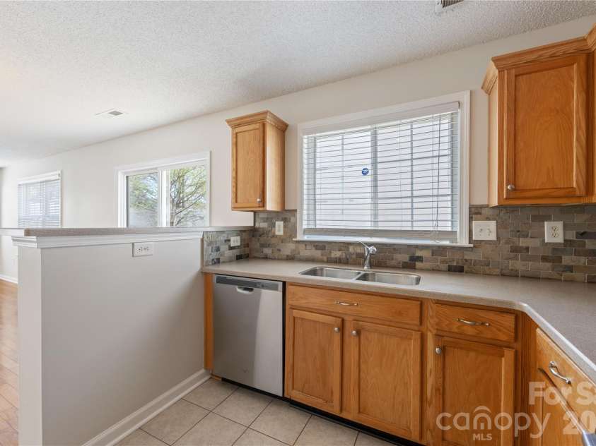 9314 Meadowmont View Drive, Charlotte, NC 28269.  MLS# CAR4360345, YatesRealty ID 9971. Kitchen