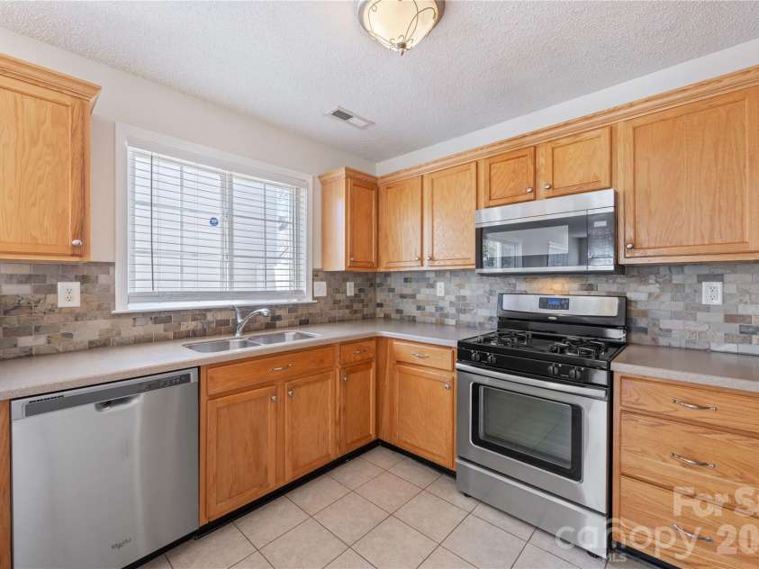 9314 Meadowmont View Drive, Charlotte, NC 28269.  MLS# CAR4360345, YatesRealty ID 9971. Kitchen