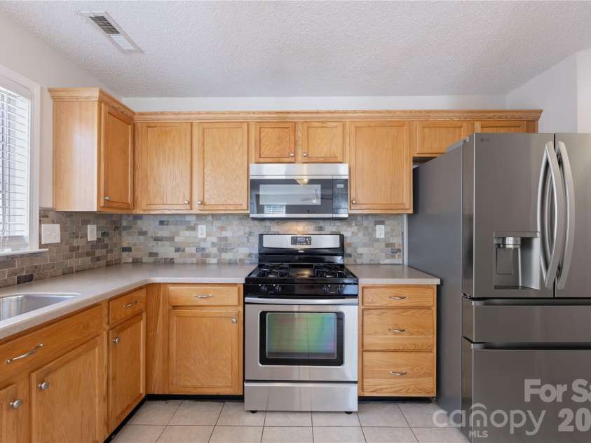 9314 Meadowmont View Drive, Charlotte, NC 28269.  MLS# CAR4360345, YatesRealty ID 9971. Kitchen