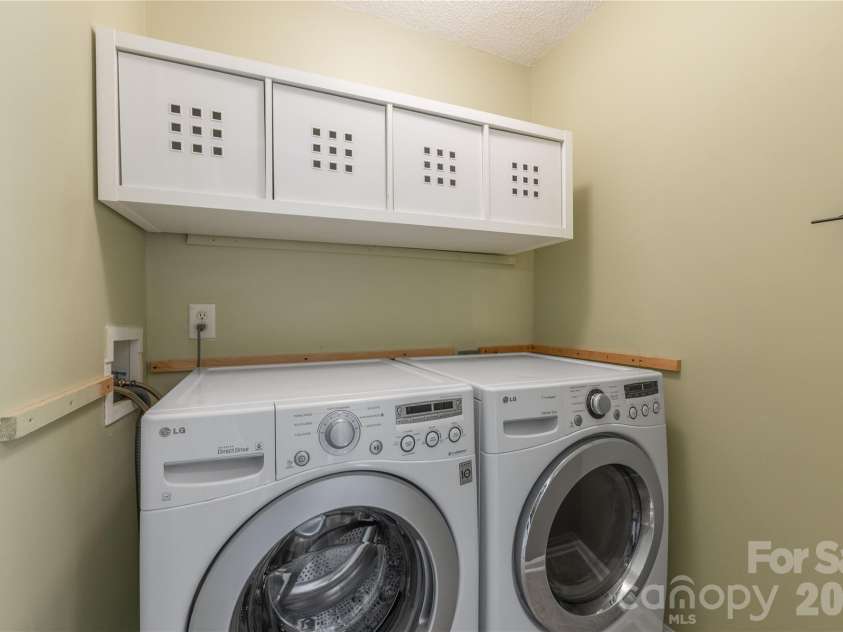 9314 Meadowmont View Drive, Charlotte, NC 28269.  MLS# CAR4360345, YatesRealty ID 9971. Laundry room