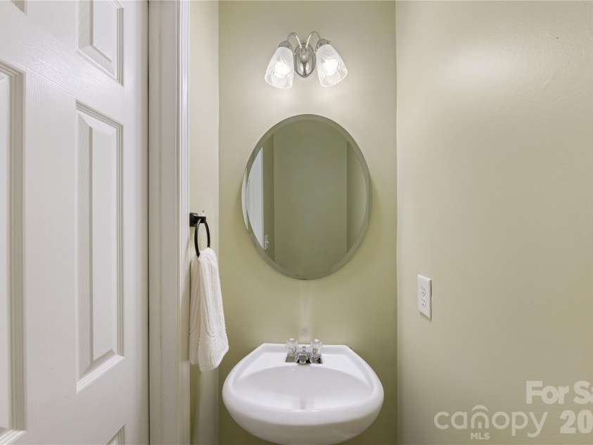 9314 Meadowmont View Drive, Charlotte, NC 28269.  MLS# CAR4360345, YatesRealty ID 9971. Powder room