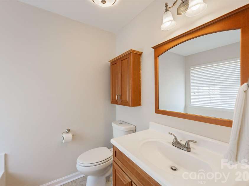 9314 Meadowmont View Drive, Charlotte, NC 28269.  MLS# CAR4360345, YatesRealty ID 9971. Primary bath