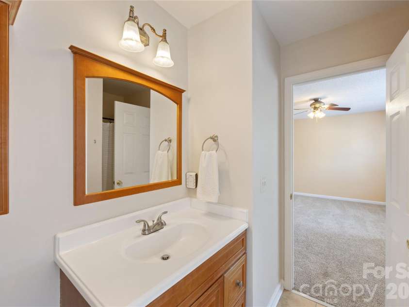 9314 Meadowmont View Drive, Charlotte, NC 28269.  MLS# CAR4360345, YatesRealty ID 9971. Primary bath