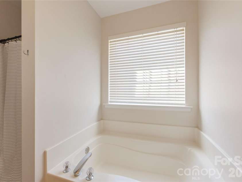 9314 Meadowmont View Drive, Charlotte, NC 28269.  MLS# CAR4360345, YatesRealty ID 9971. Primary bath