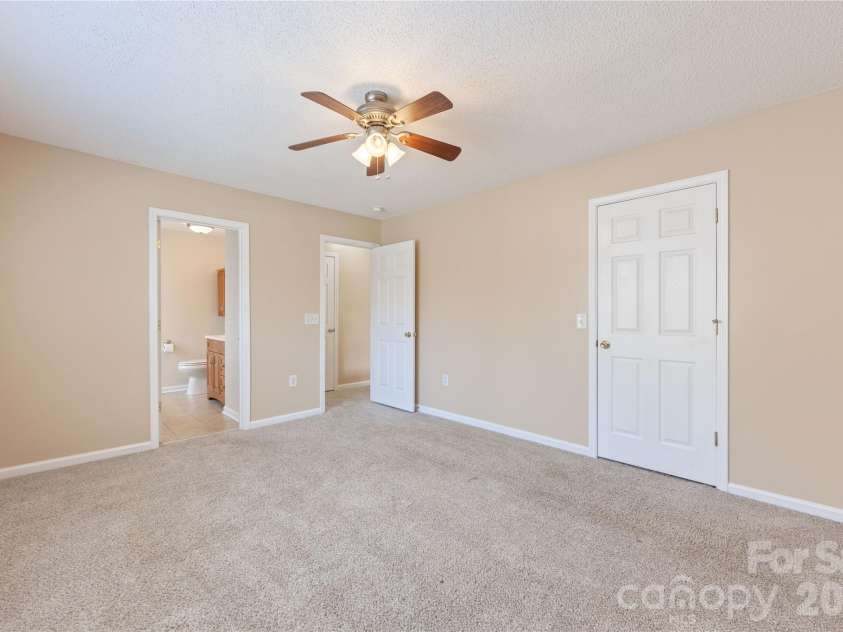 9314 Meadowmont View Drive, Charlotte, NC 28269.  MLS# CAR4360345, YatesRealty ID 9971. Primary bedroom