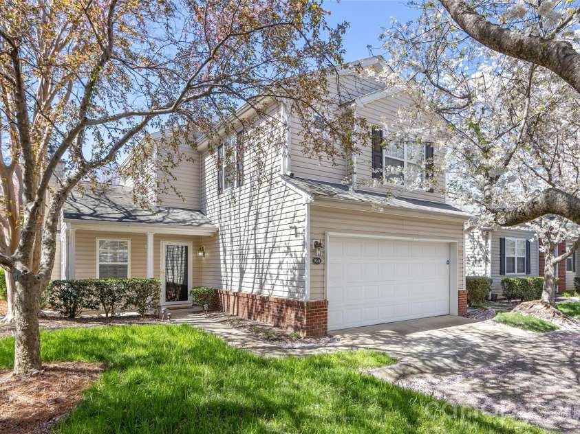 9314 Meadowmont View Drive, Charlotte, NC 28269.  MLS# CAR4360345, YatesRealty ID 9971. Welcome home!