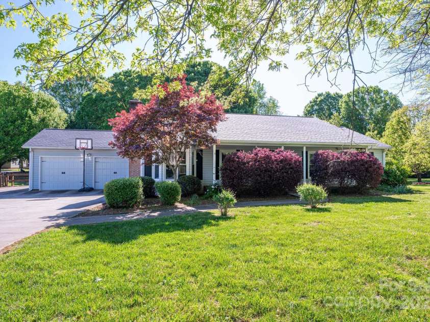 695 Linwood Road, Mooresville, NC 28115.  MLS# CAR4249252, YatesRealty ID 9974. 
