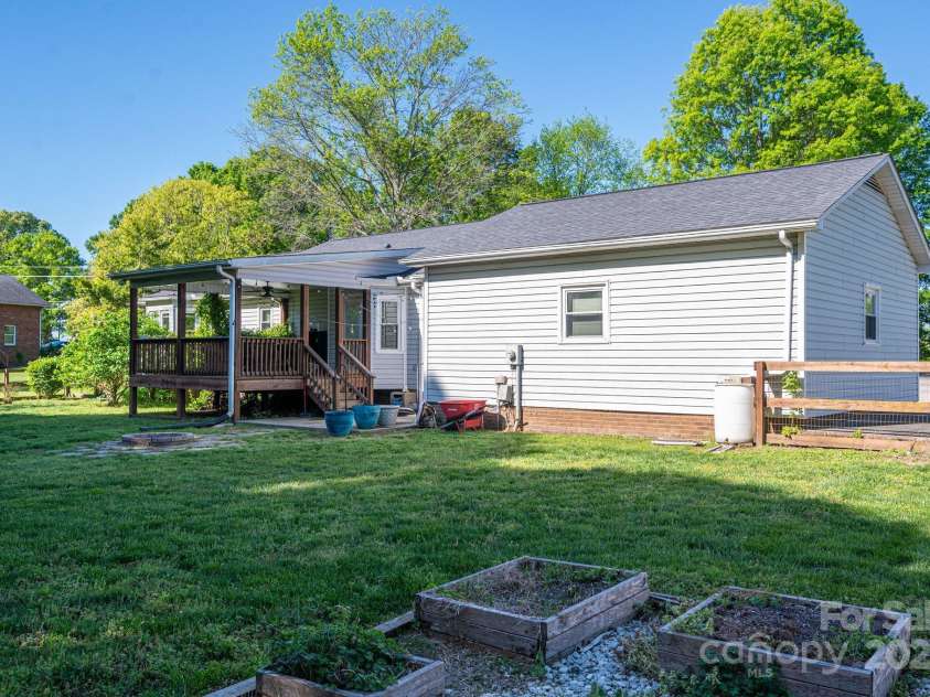 695 Linwood Road, Mooresville, NC 28115.  MLS# CAR4249252, YatesRealty ID 9974. 