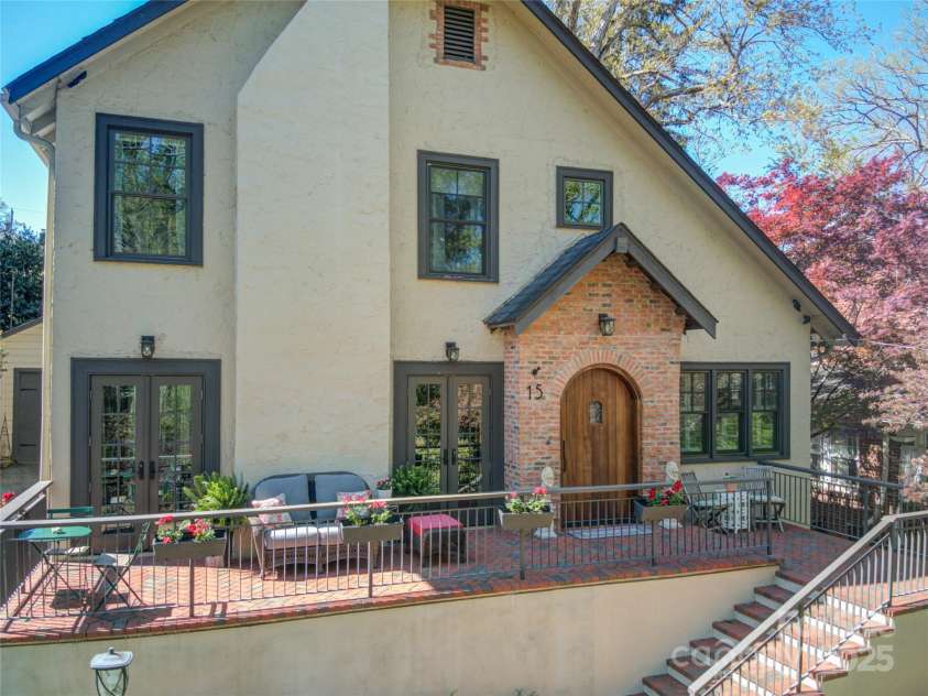 15 Warwick Road, Asheville, NC 28803.  MLS# CAR4249435, YatesRealty ID 9975. 