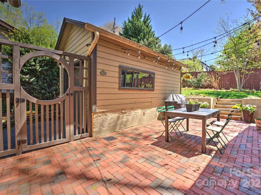 15 Warwick Road, Asheville, NC 28803.  MLS# CAR4249435, YatesRealty ID 9975. 