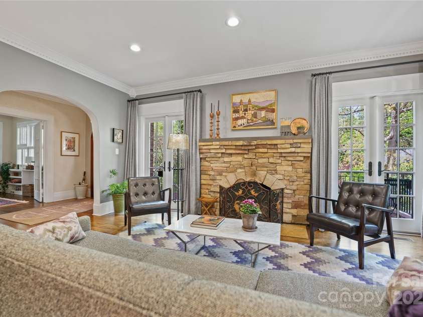 15 Warwick Road, Asheville, NC 28803.  MLS# CAR4249435, YatesRealty ID 9975. Living Room