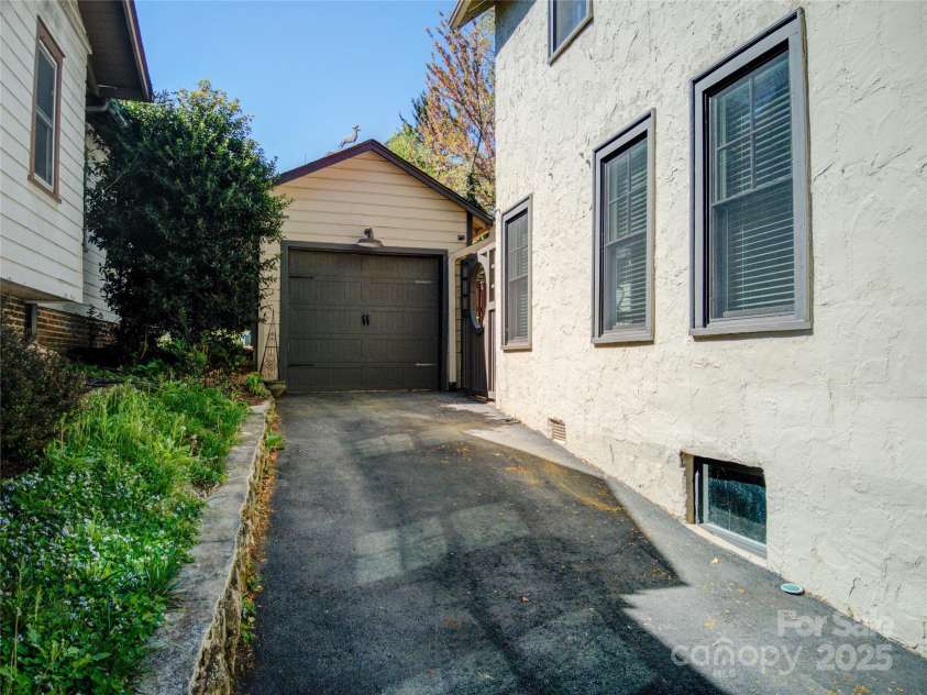 15 Warwick Road, Asheville, NC 28803.  MLS# CAR4249435, YatesRealty ID 9975. Private driveway with 1-car Garage