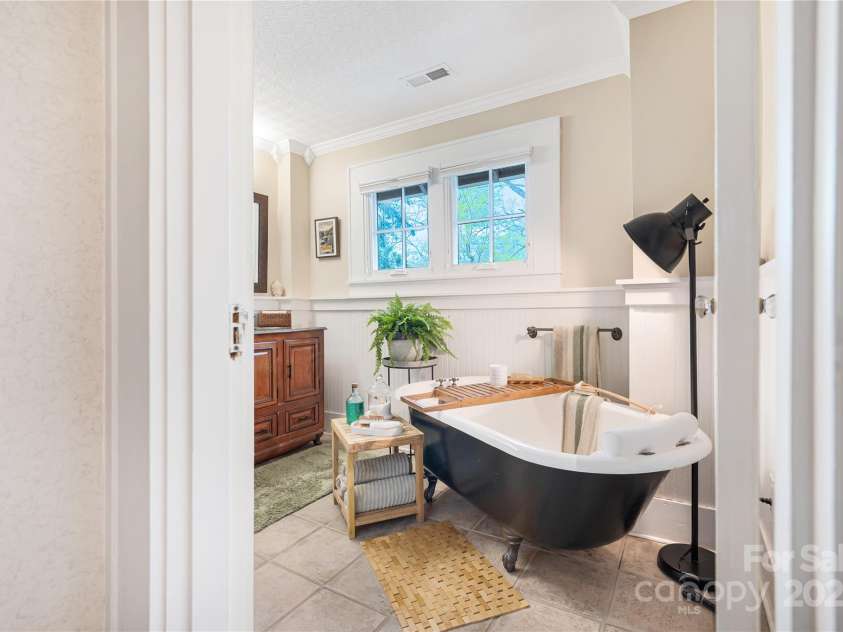 15 Warwick Road, Asheville, NC 28803.  MLS# CAR4249435, YatesRealty ID 9975. Upstairs Full Bath