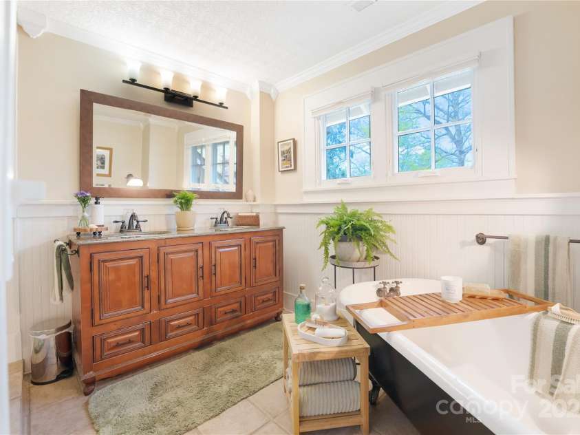 15 Warwick Road, Asheville, NC 28803.  MLS# CAR4249435, YatesRealty ID 9975. Upstairs Full Bath