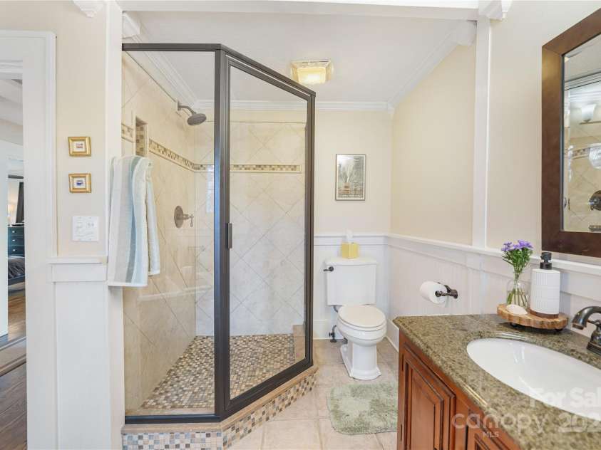 15 Warwick Road, Asheville, NC 28803.  MLS# CAR4249435, YatesRealty ID 9975. Upstairs Full Bath