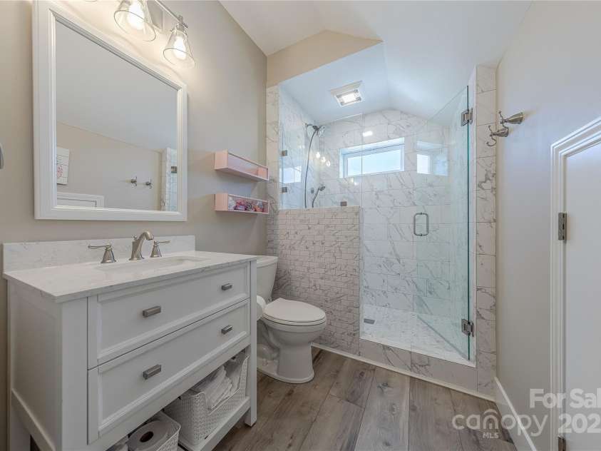 5250 Meadowcroft Way, Fort Mill, SC 29708.  MLS# CAR4251880, YatesRealty ID 9976. 3rd Floor Bathroom