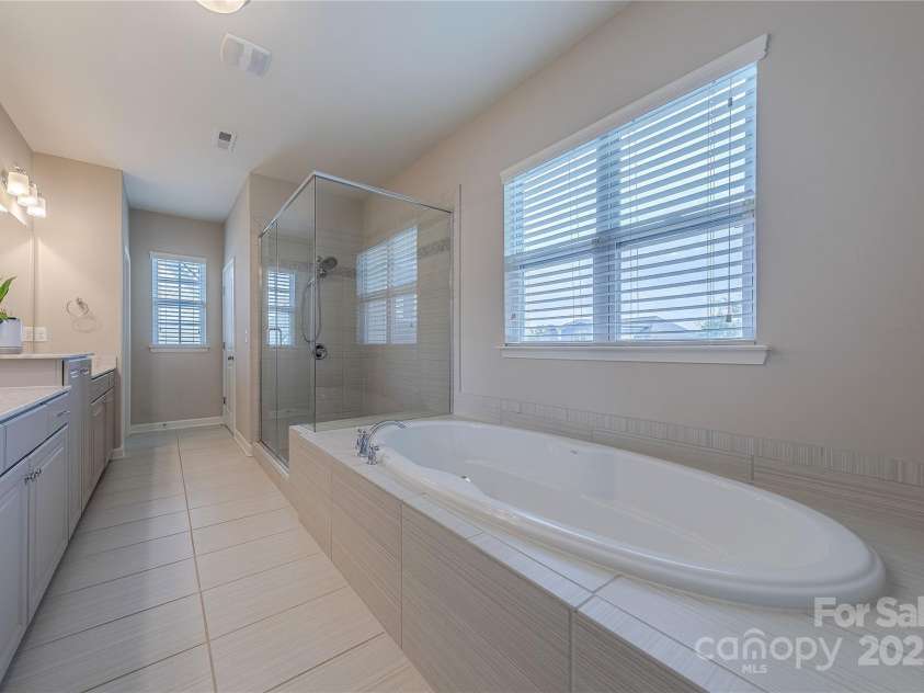 5250 Meadowcroft Way, Fort Mill, SC 29708.  MLS# CAR4251880, YatesRealty ID 9976. Garden Tub