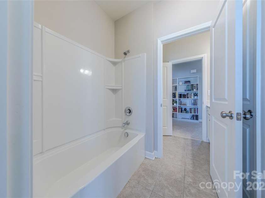 5250 Meadowcroft Way, Fort Mill, SC 29708.  MLS# CAR4251880, YatesRealty ID 9976. Jack N Jill Bath