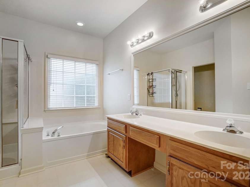 1509 Burning Lantern Lane, Kannapolis, NC 28081.  MLS# CAR4240617, YatesRealty ID 9979. Primary bath
