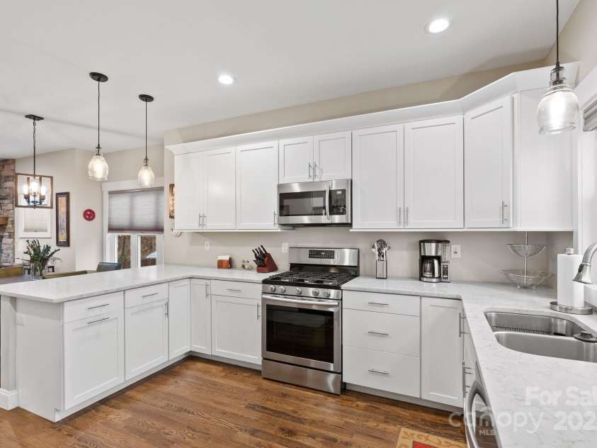 31 Elkmont Drive, Asheville, NC 28804.  MLS# CAR4322772, YatesRealty ID 9979. 