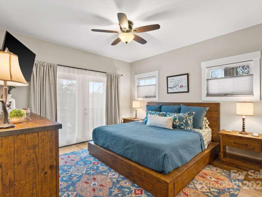 31 Elkmont Drive, Asheville, NC 28804.  MLS# CAR4322772, YatesRealty ID 9979. 