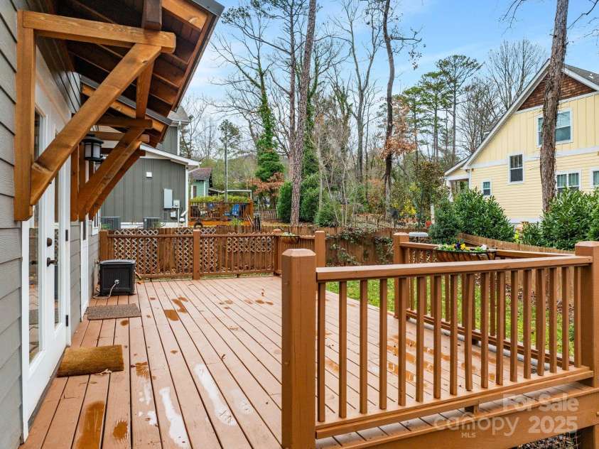 31 Elkmont Drive, Asheville, NC 28804.  MLS# CAR4322772, YatesRealty ID 9979. 