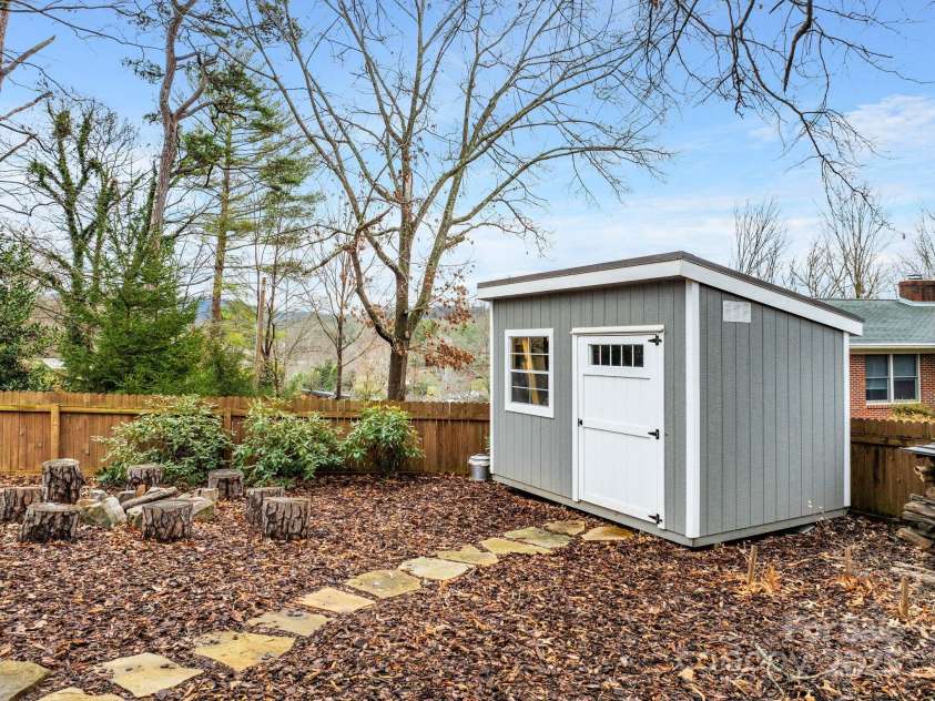 31 Elkmont Drive, Asheville, NC 28804.  MLS# CAR4322772, YatesRealty ID 9979. 