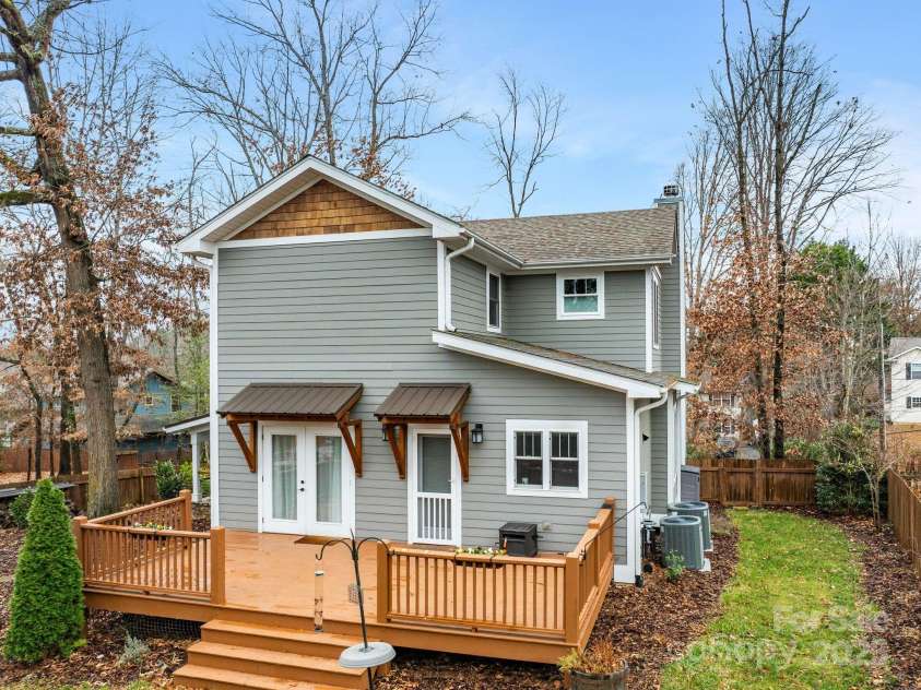 31 Elkmont Drive, Asheville, NC 28804.  MLS# CAR4322772, YatesRealty ID 9979. 