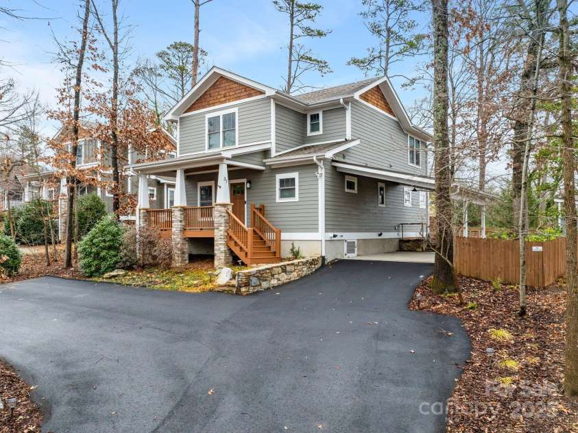 31 Elkmont Drive, Asheville, NC 28804.  MLS# CAR4322772, YatesRealty ID 9979. 