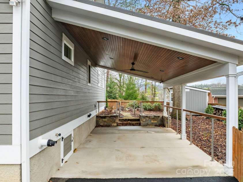 31 Elkmont Drive, Asheville, NC 28804.  MLS# CAR4322772, YatesRealty ID 9979. 