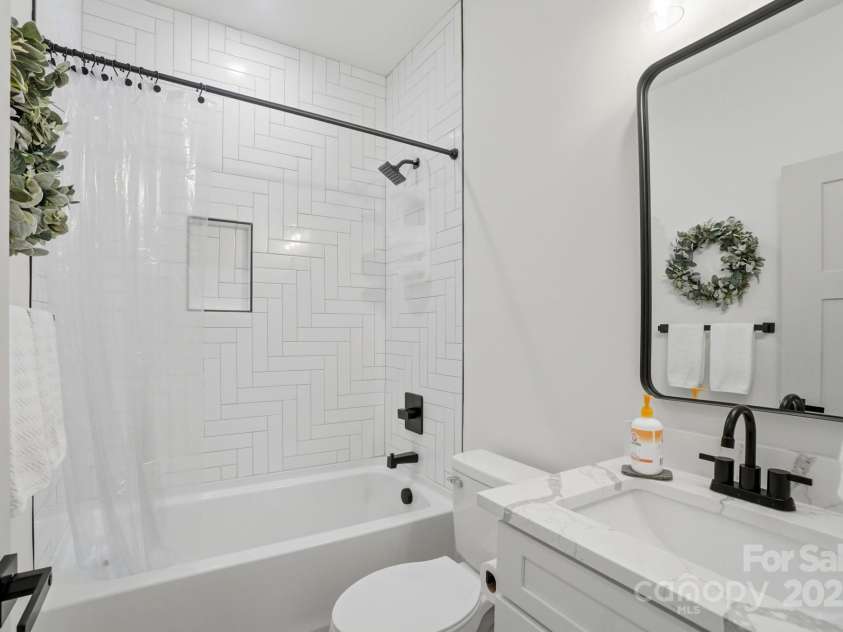 494 22nd Street, Kannapolis, NC 28083.  MLS# CAR4325150, YatesRealty ID 998. Guest/Hall Bathroom with tub