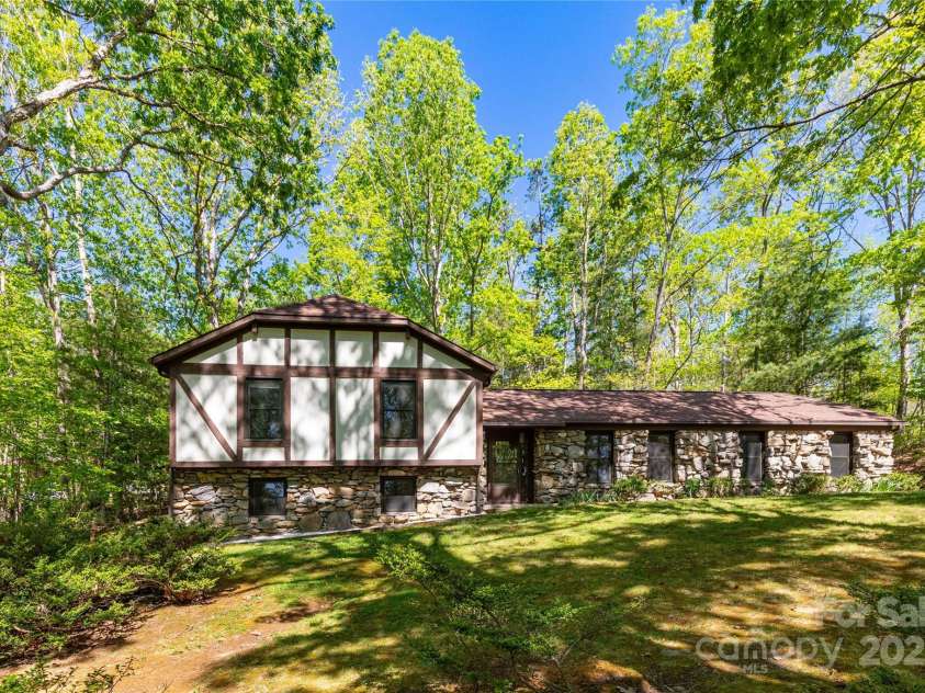 6 Woodmere Drive, Arden, NC 28704.  MLS# CAR4250778, YatesRealty ID 9980. 