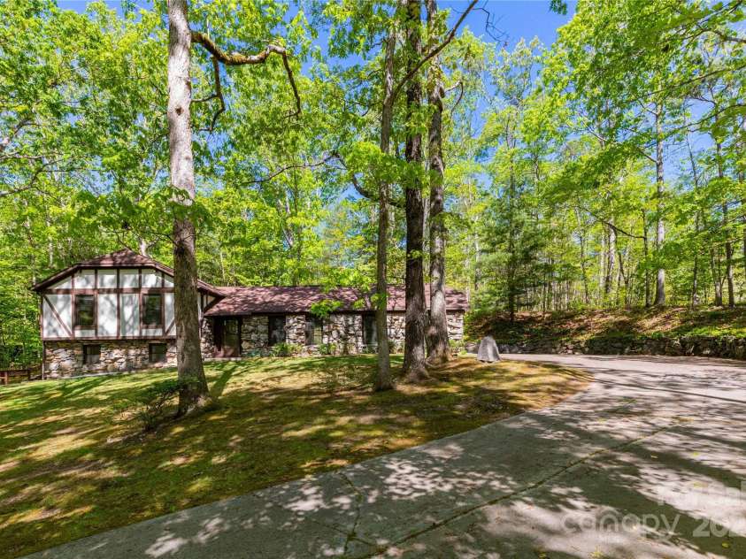 6 Woodmere Drive, Arden, NC 28704.  MLS# CAR4250778, YatesRealty ID 9980. 