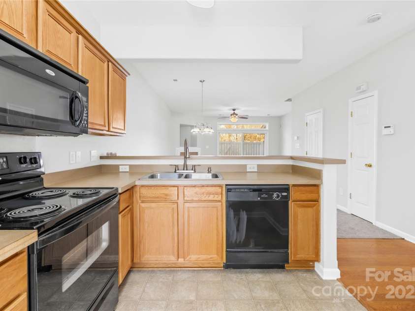 8263 Carob Tree Lane, Charlotte, NC 28215.  MLS# CAR4222201, YatesRealty ID 9981. 