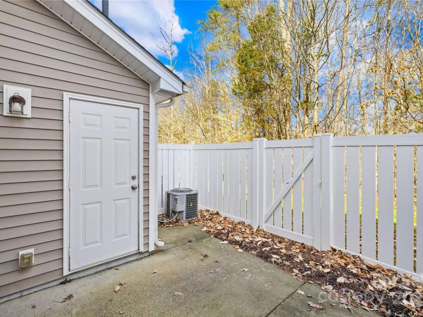 8263 Carob Tree Lane, Charlotte, NC 28215.  MLS# CAR4222201, YatesRealty ID 9981. 