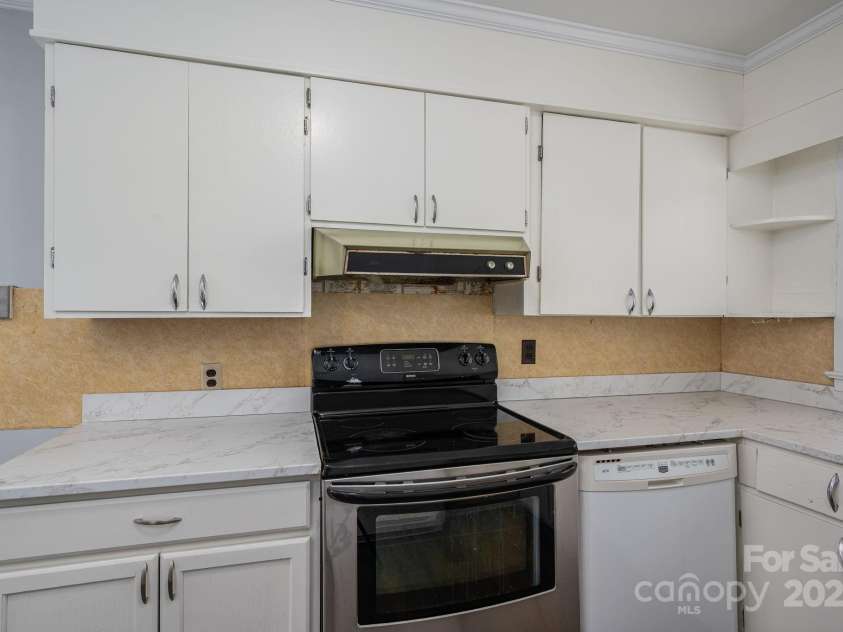 406 Arrowood Street, Lenoir, NC 28645.  MLS# CAR4252914, YatesRealty ID 9983. 