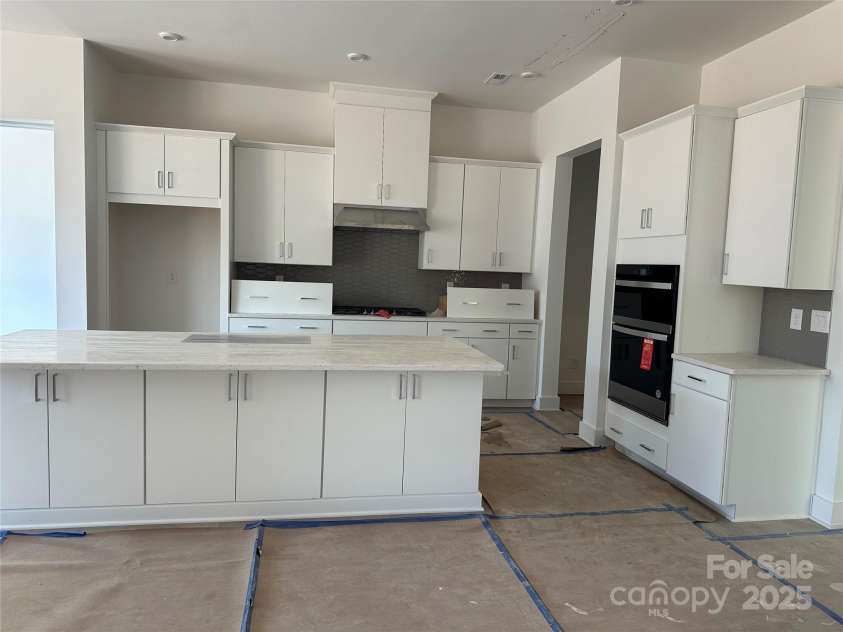 4126 Eastover Glen Road, Charlotte, NC 28269.  MLS# CAR4241761, YatesRealty ID 9984. Gourmet Kitchen