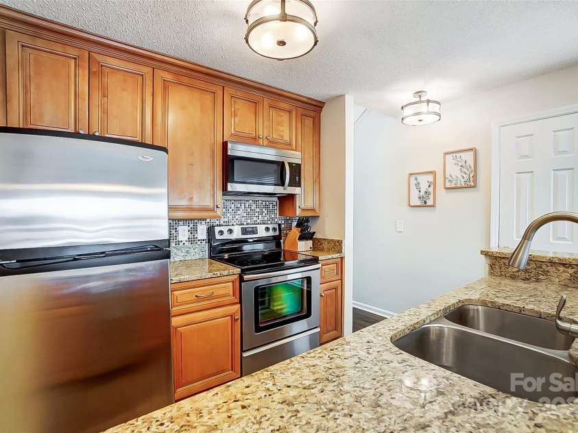 703 Southwest Drive, Davidson, NC 28036.  MLS# CAR4208692, YatesRealty ID 9985. All stainless steel appliances will stay