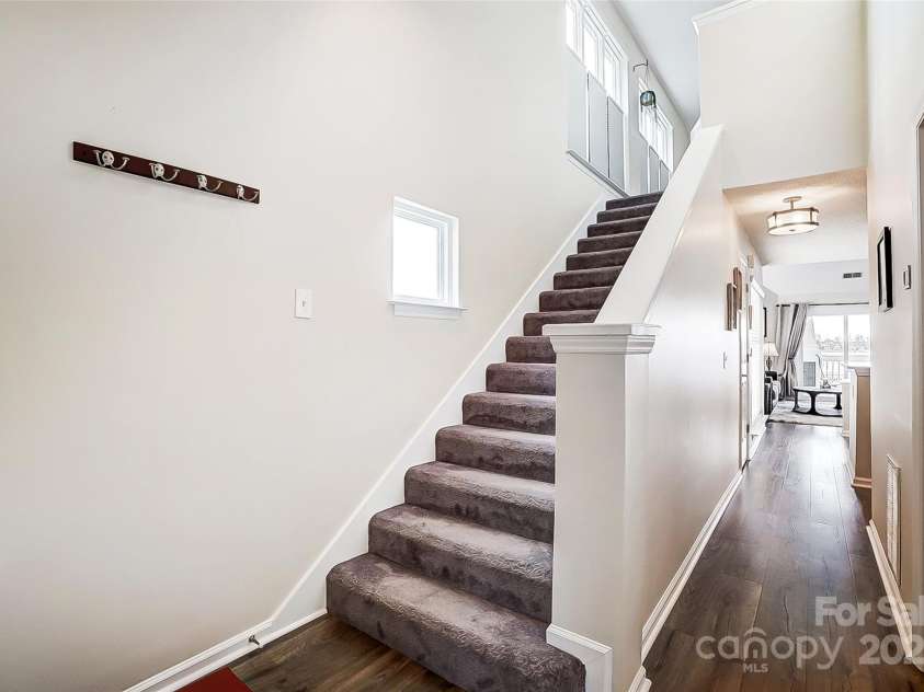 703 Southwest Drive, Davidson, NC 28036.  MLS# CAR4208692, YatesRealty ID 9985. Entry hallway