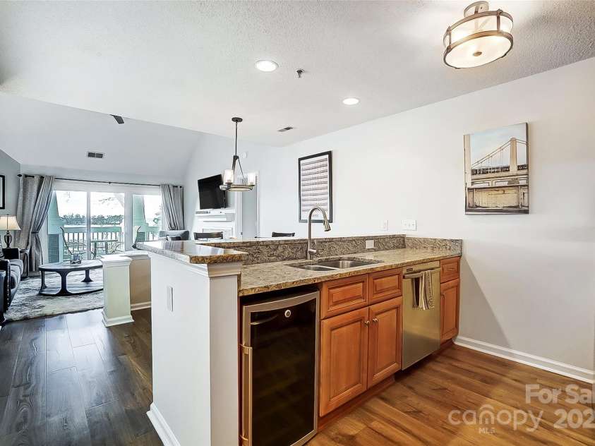 703 Southwest Drive, Davidson, NC 28036.  MLS# CAR4208692, YatesRealty ID 9985. Kitchen