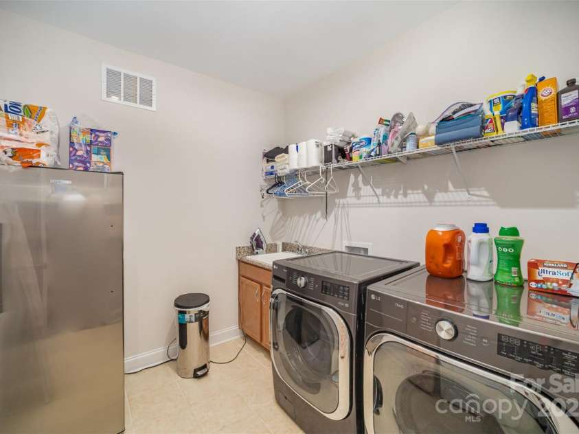 4018 Moxie Way, Charlotte, NC 28215.  MLS# CAR4228238, YatesRealty ID 9986. 