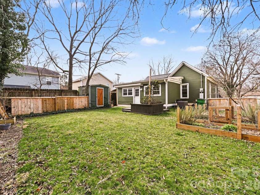 506 Campus Street, Charlotte, NC 28216.  MLS# CAR4351057, YatesRealty ID 9986. Backyard