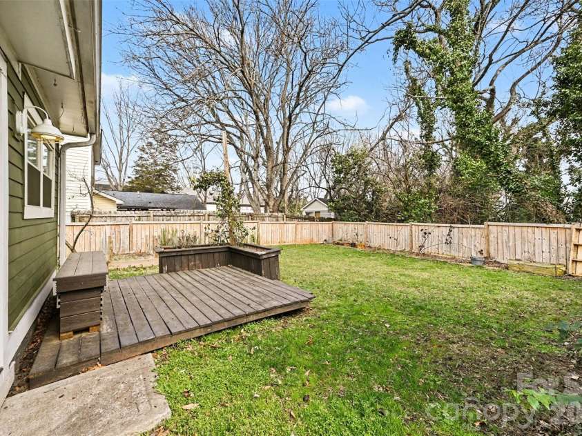 506 Campus Street, Charlotte, NC 28216.  MLS# CAR4351057, YatesRealty ID 9986. Backyard