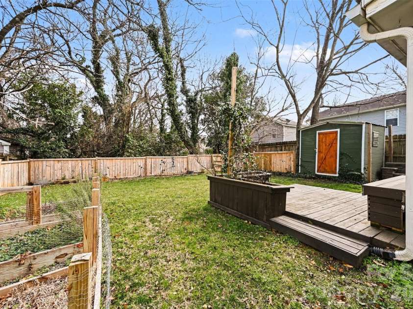 506 Campus Street, Charlotte, NC 28216.  MLS# CAR4351057, YatesRealty ID 9986. Backyard