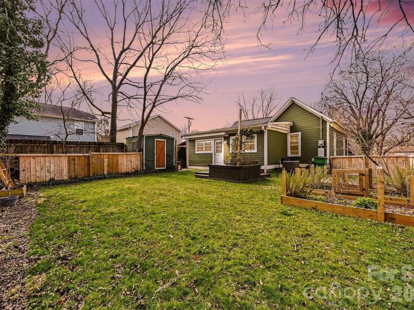 506 Campus Street, Charlotte, NC 28216.  MLS# CAR4351057, YatesRealty ID 9986. Backyard