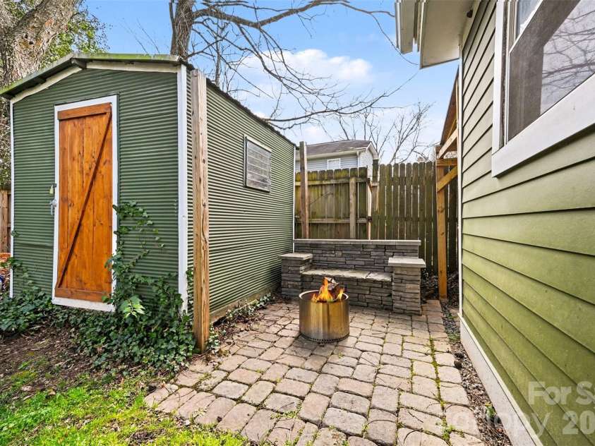 506 Campus Street, Charlotte, NC 28216.  MLS# CAR4351057, YatesRealty ID 9986. Backyard w/ storage shed
