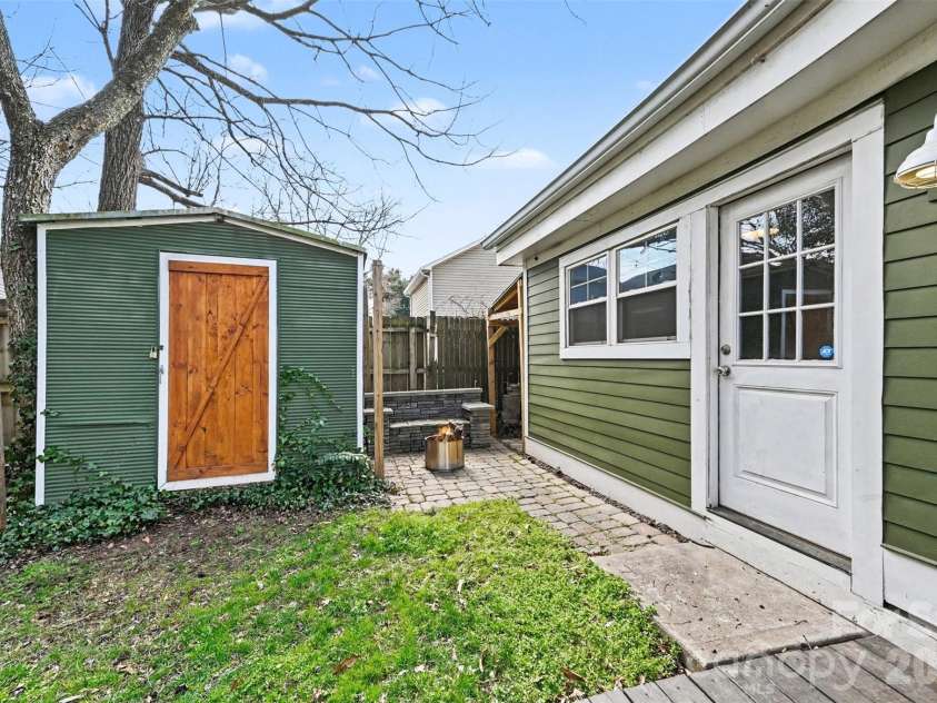 506 Campus Street, Charlotte, NC 28216.  MLS# CAR4351057, YatesRealty ID 9986. Backyard w/ storage shed