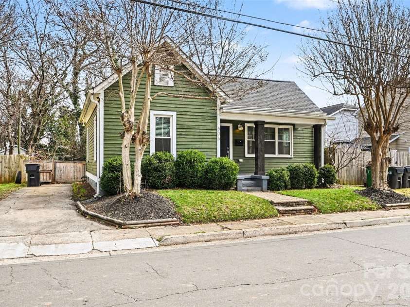506 Campus Street, Charlotte, NC 28216.  MLS# CAR4351057, YatesRealty ID 9986. Front Exterior